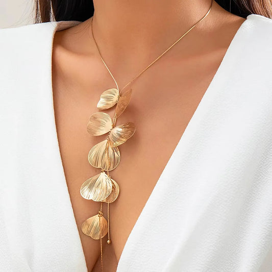 Leaf-shaped petal charm necklace