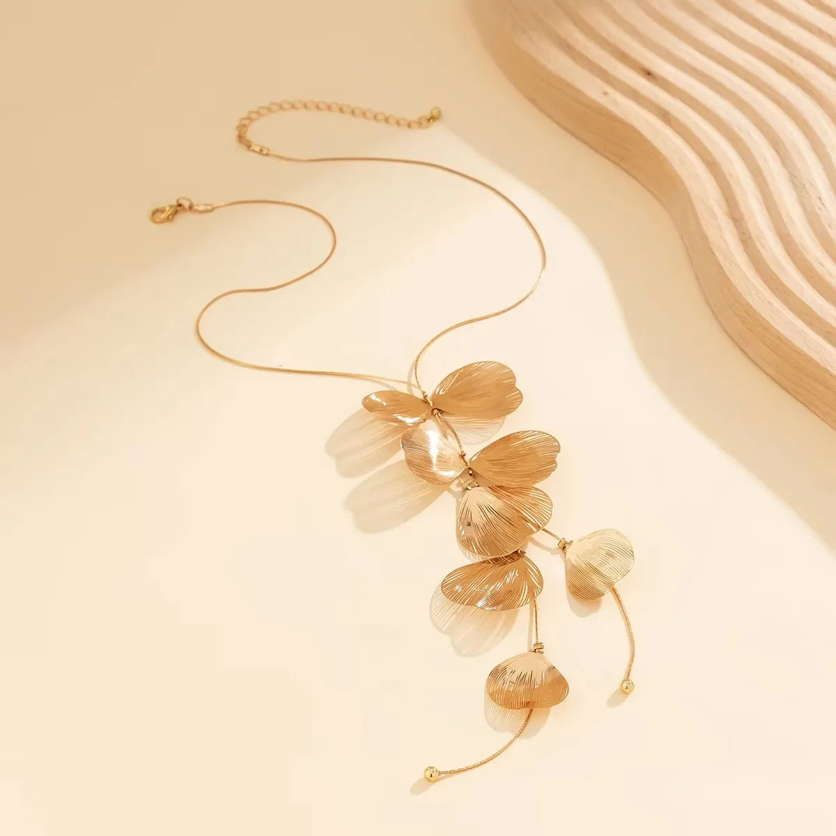 Leaf-shaped petal charm necklace