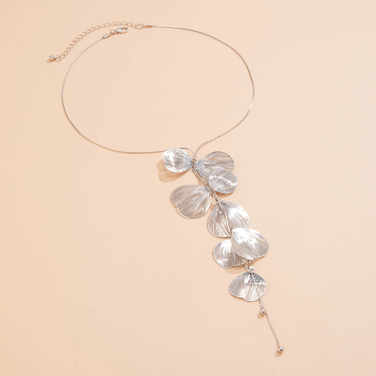 Leaf-shaped petal charm necklace